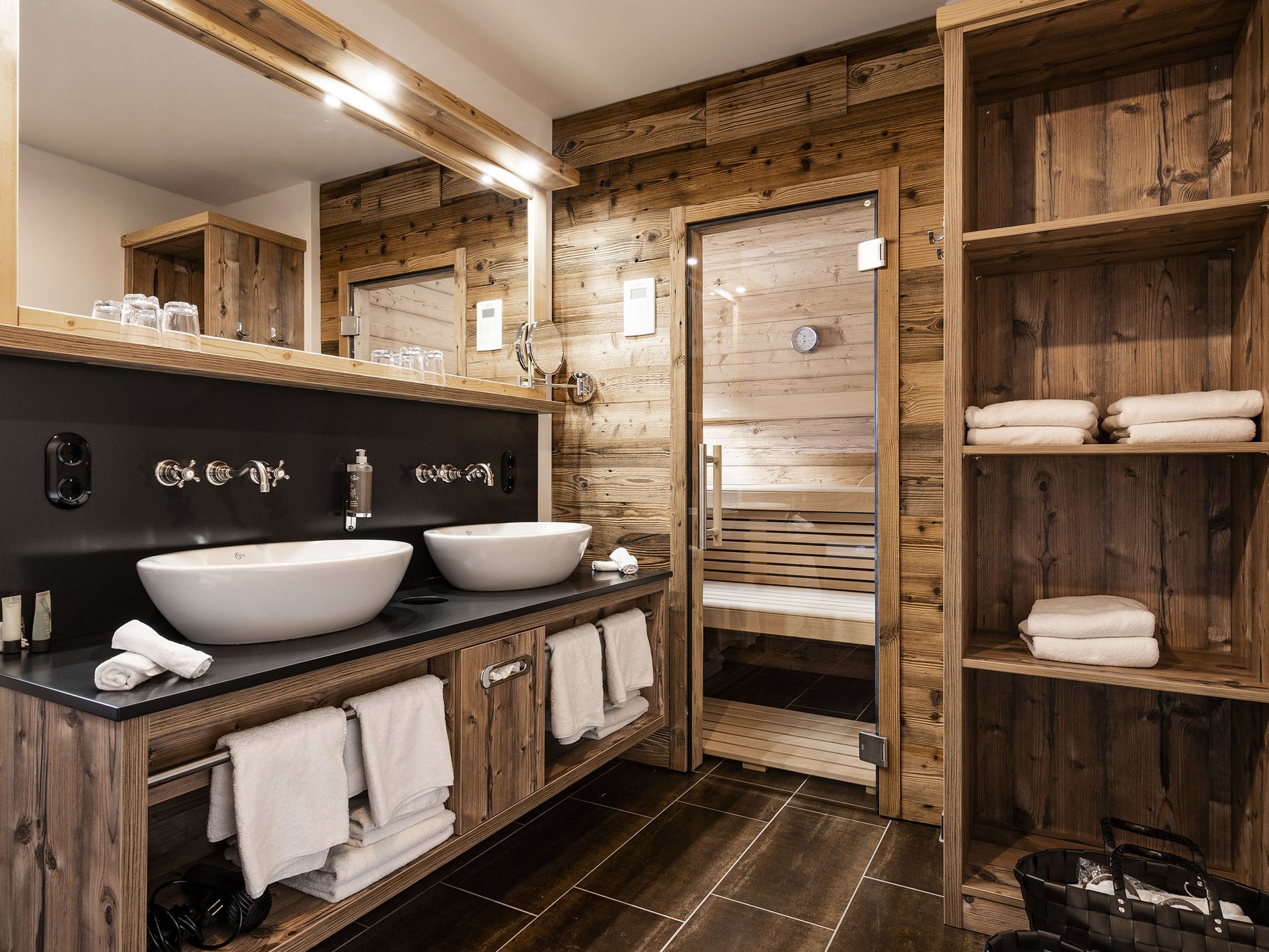 Alpin Lodges Oberjoch – Exklusive Ferienwohnungen mit Wellness Modernes Badezimmer mit Doppelwaschbecken und Sauna mit Glastür